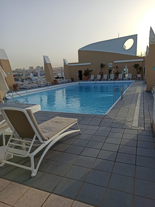Pool Bull Reina Isabel & Spa