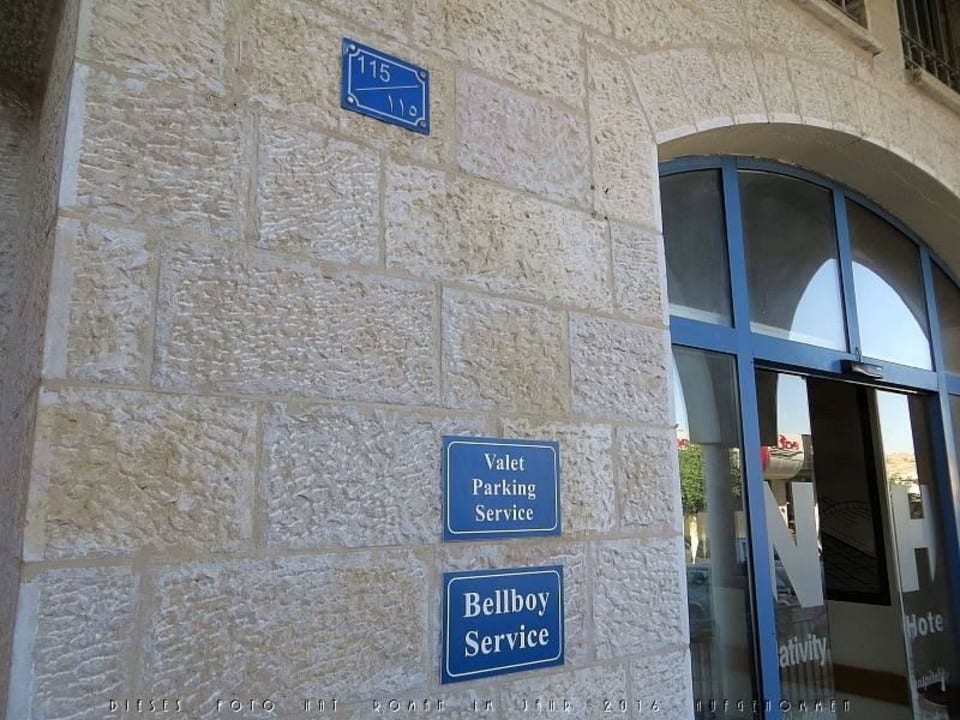 Hoteleingang mit Hausnummer 115 Nativity Hotel