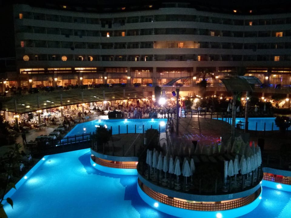 Blick auf Hauptgebäude während des Abendessens Alaiye Resort & Spa