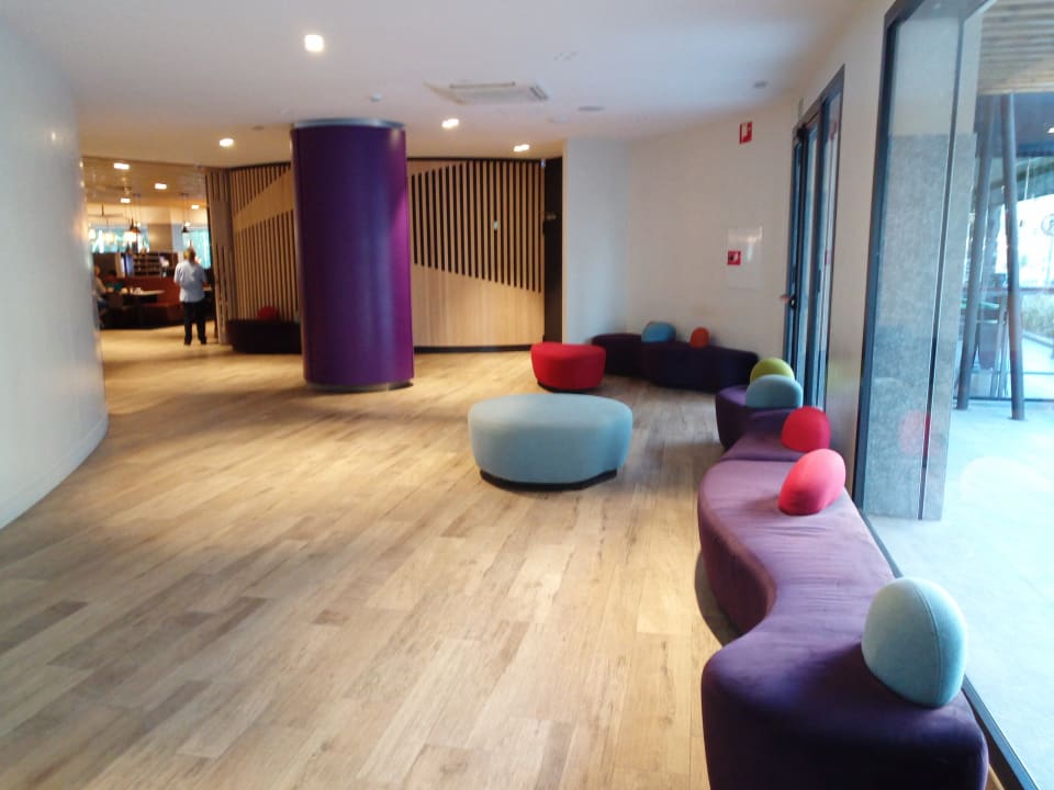 Lobby California Apartments