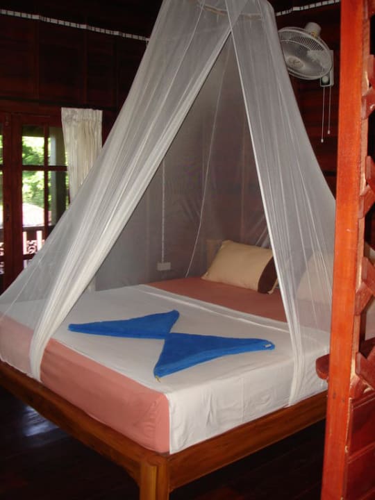 Bett mit Moskitonetz Baan Haad Yao Villas