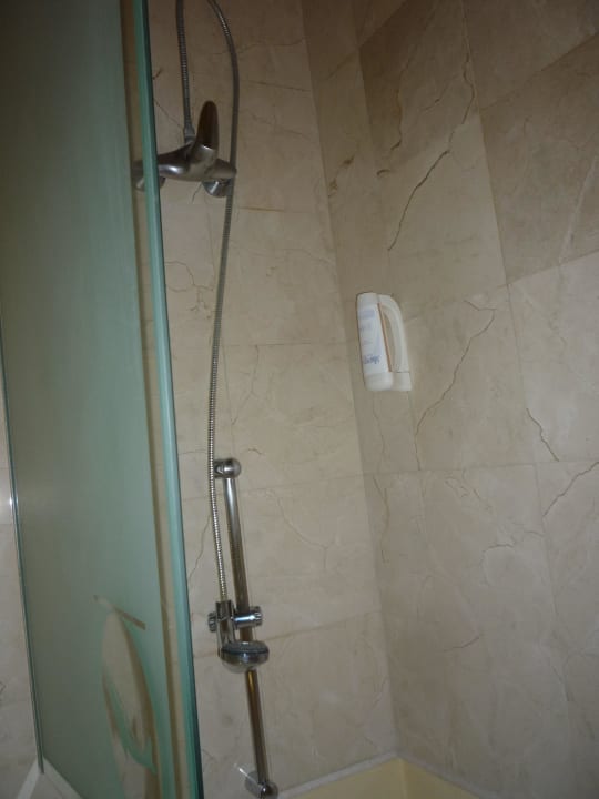 Badezimmer mit Wanne und begehbarer Dusche Gloria Palace Royal Hotel & Spa