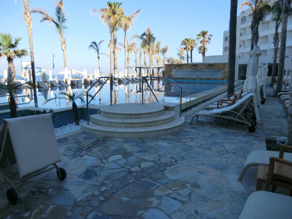 Blick früh um 10 Uhr Alexander The Great Beach Hotel