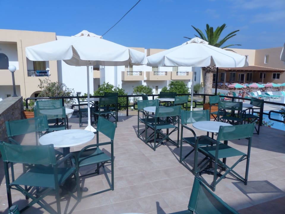 Terrasse vor der Lobby Vardis Olive Garden
