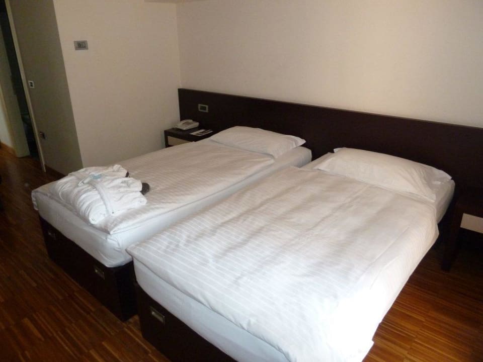 Betten im Zimmer 208. Astoria Resort