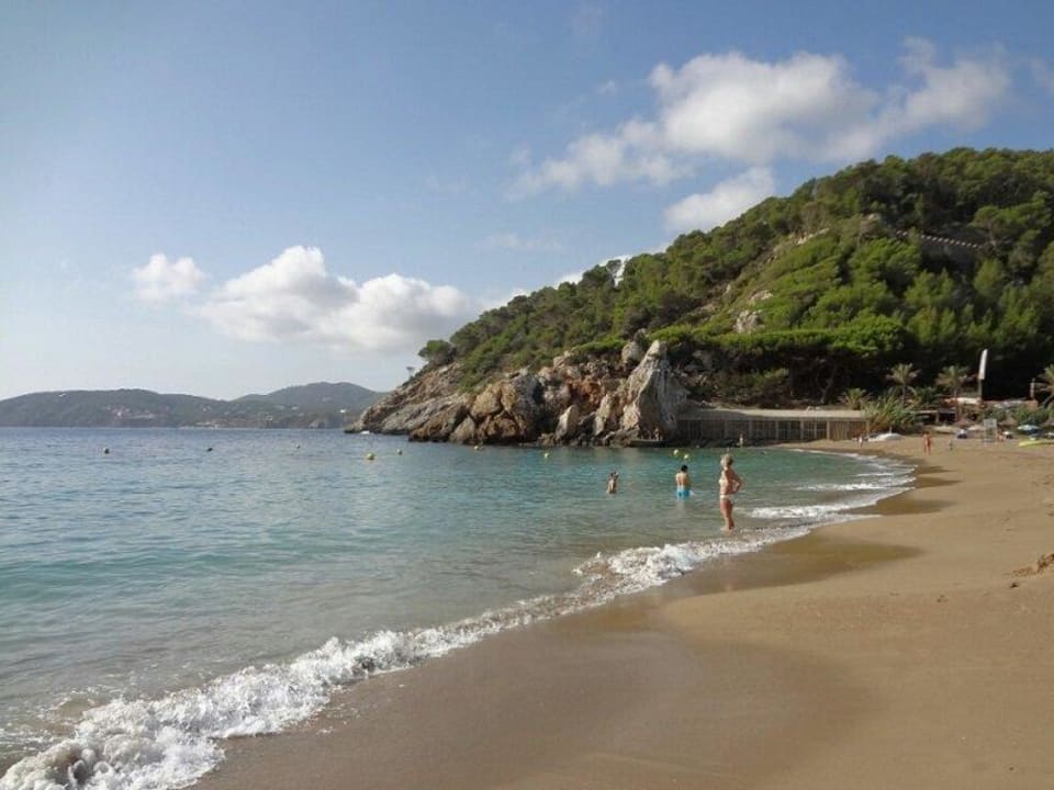 Ganz rechts die chillige Strandbar "On The Beach" El Somni Ibiza Dream Hotel by Grupotel
