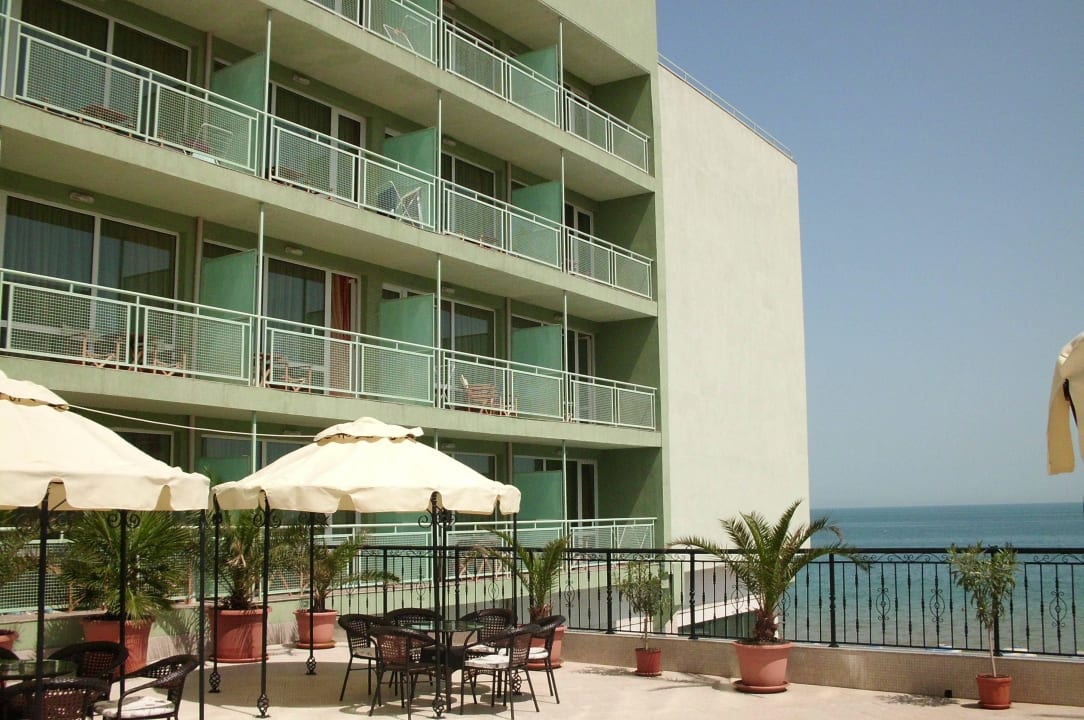 Eine der Terrassen mit Blick aufs Meer Hotel Bilyana Beach