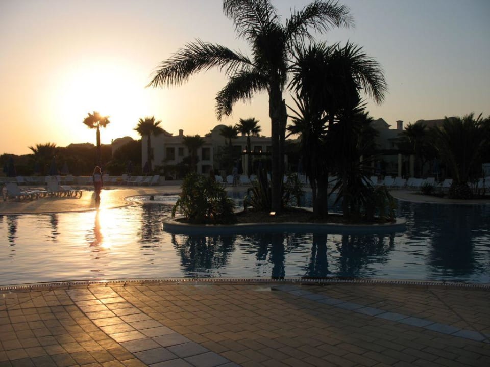 Sonnenuntergang hinter dem Hotel AP Adriana Beach Resort