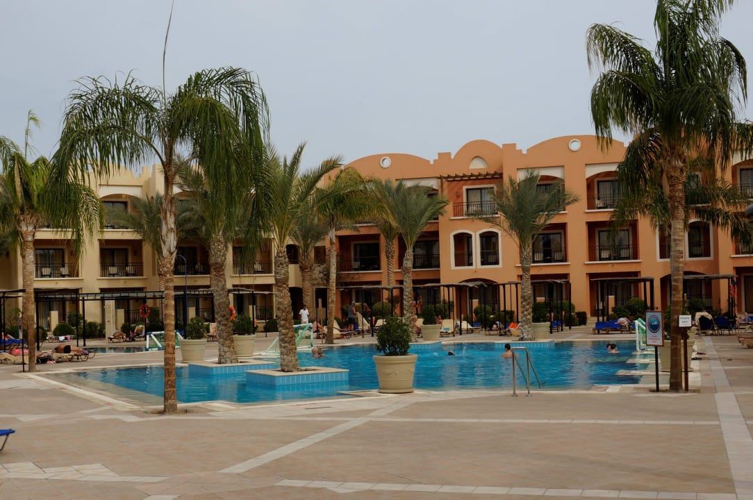 Poolanlage mit Blick auf Zimmer Jaz Dar EL Madina