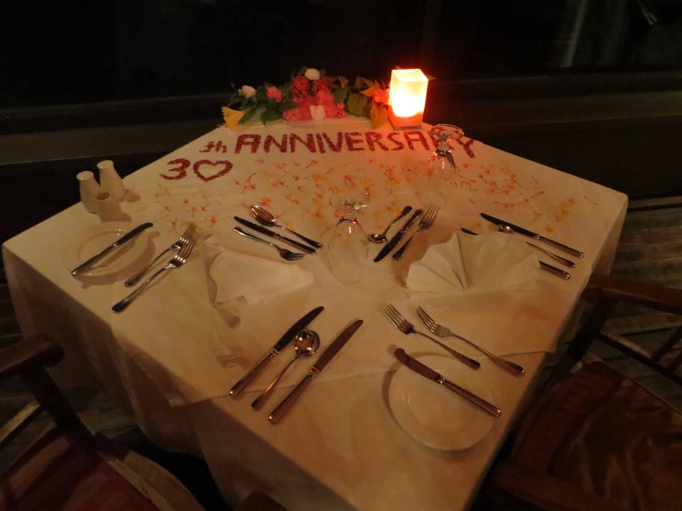 Sehr schön gedeckter Tisch zum 30. Hochzeitstag  Adaaran Select Hudhuran Fushi - Premium All Inclusive