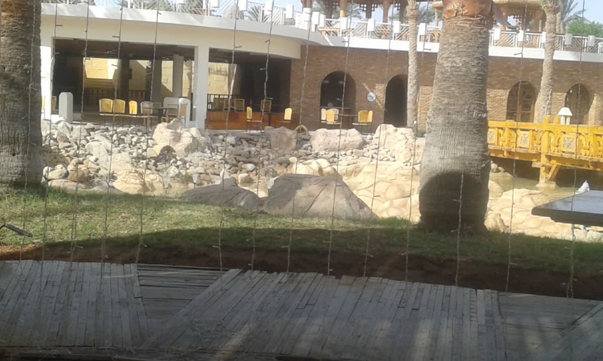 Blick aus Lichter Pavillon auf Wildwasseranlage Parrotel Beach Resort