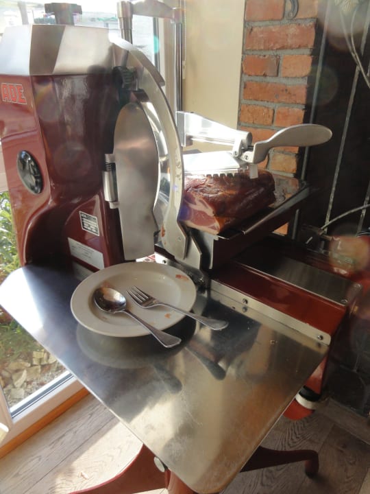 Beim Frühstück Schinken hauchdünn schneiden Hotel Regenbogenland Zum Kramerwirt