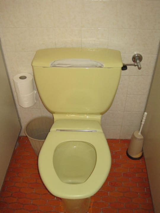 Toilette im Keller Hotel Alphof Alpbach