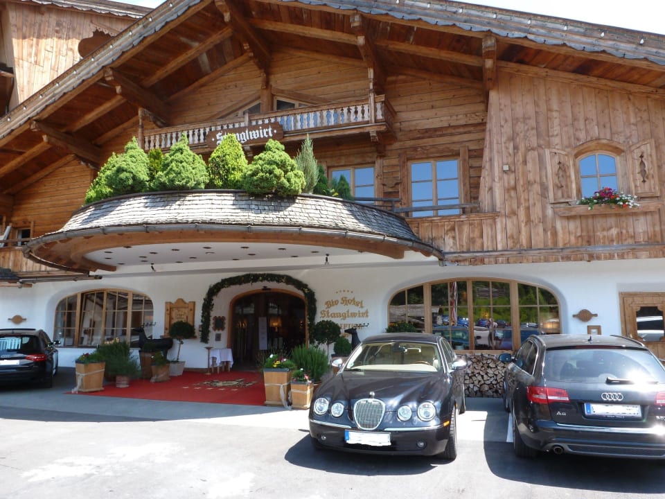 Eingang zur Rezeption und Lobby Biohotel Stanglwirt