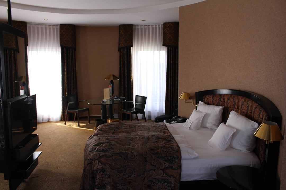 Gemütliches Bett mit Flat Screen in der Suit Lindner Düsseldorf Airport, part of JdV by Hyatt