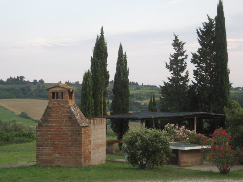 Grillplatz und (leider kaputte) Tischtennisplatte Hotel Landgut Il poggio