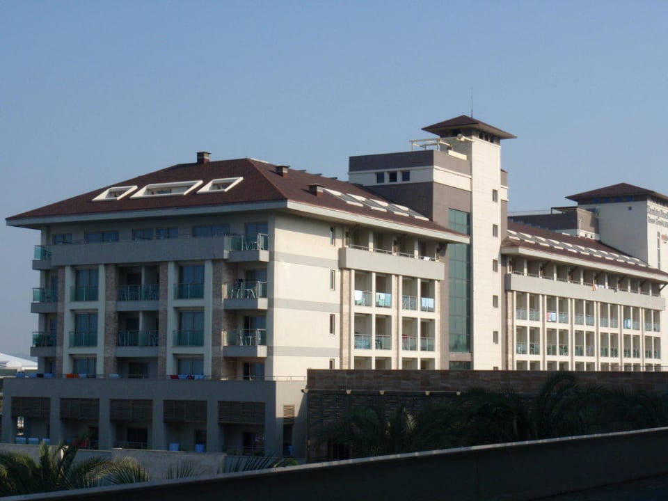 Eines des Hotelgebäude Sunis Kumköy Beach Resort Hotel & Spa