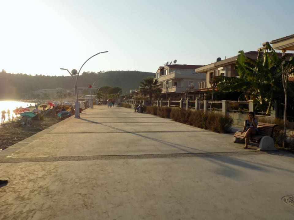 Deptak od strony morza na mieście Hotel Grand Efe