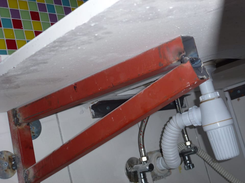 Schräg angebrachter Waschtisch/Unterseite Ramada Resort by Wyndham Side