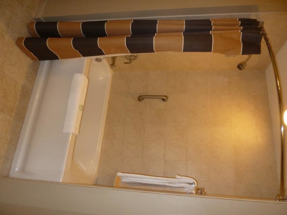 Badezimmer mit Dusch-/Badewanne Sandpearl Resort