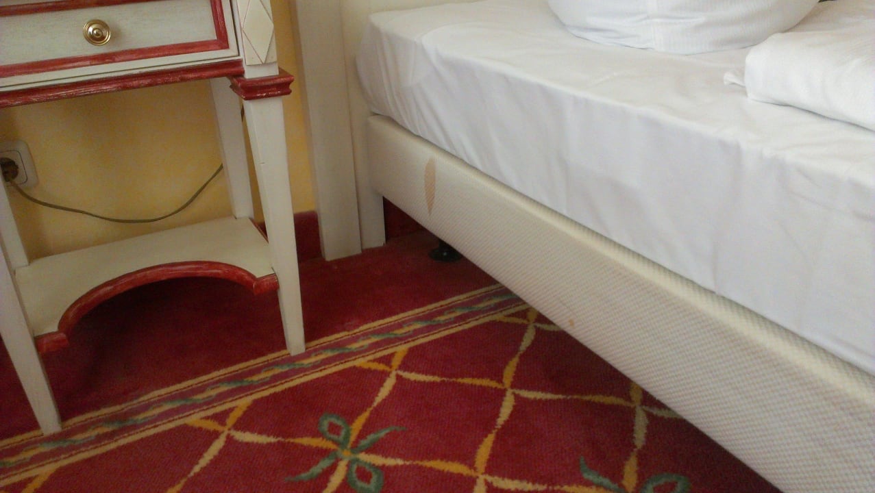 Fleckiges Bett im fünf Sterne Hotel Rugard Thermal Strandhotel