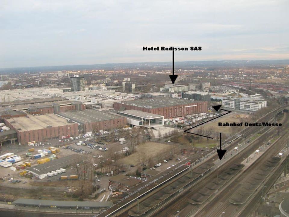 Ausblick von rundem Hochhaus Richtung Hotel Radisson Blu Hotel Köln