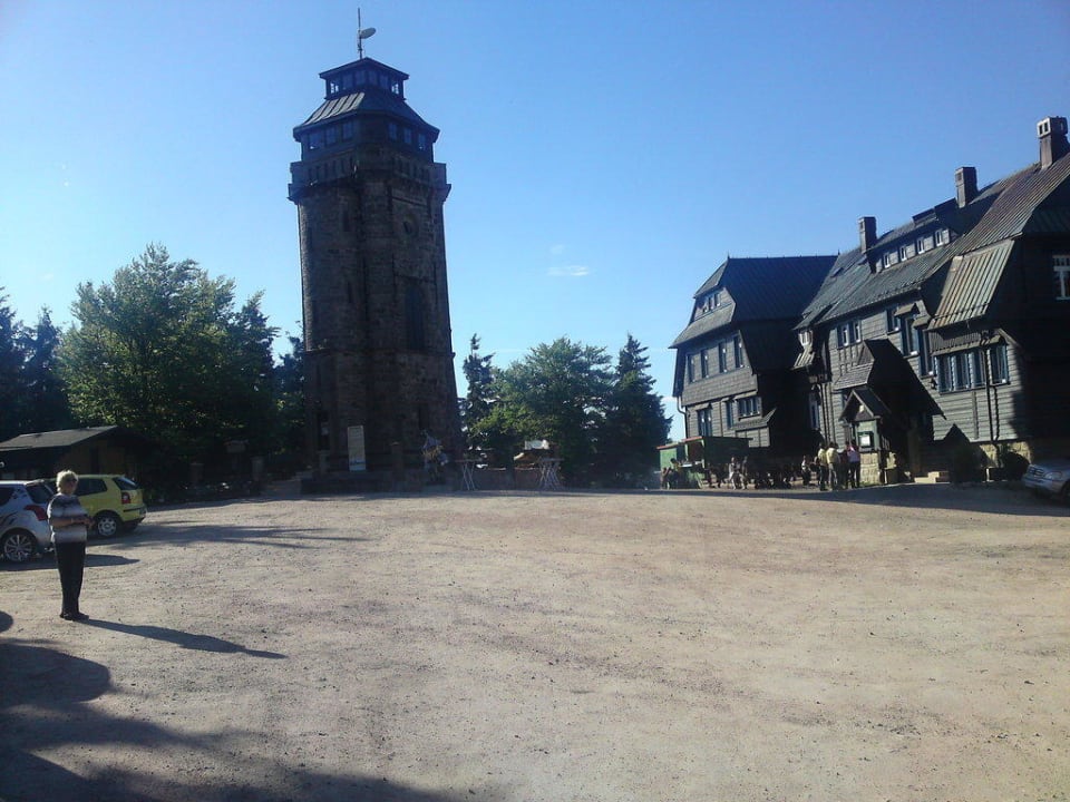 Gipfel mit Berggasthof und Aussichtsturm Historischer Berggasthof Auersberg