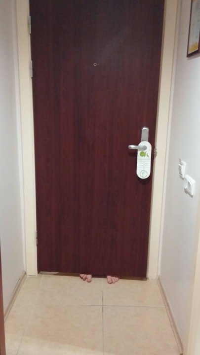 Großer Türspalt ;) bei Schuhgröße 47 Hotel Meryan