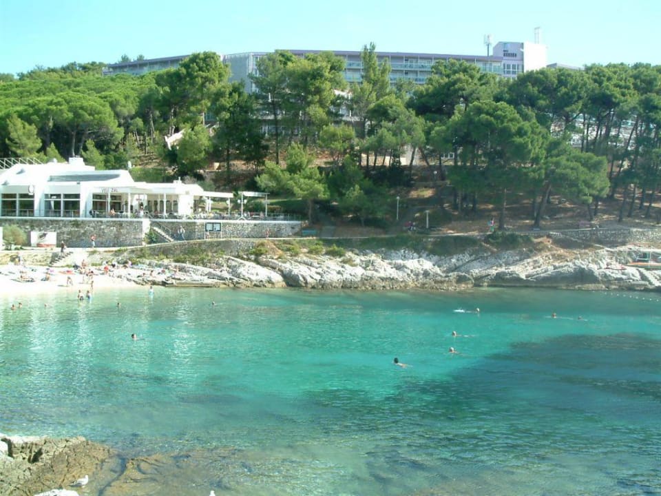 Strand und im Hintergrund Hotel Aurora Hotel Aurora