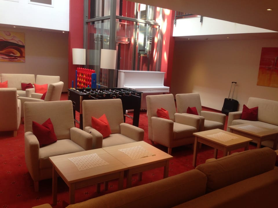 Mit Fussballkasten und Klavier Hotel Adler