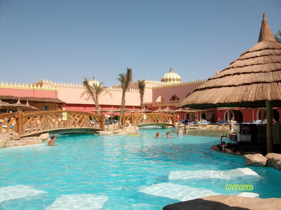 Poolbar und Wasserliegen Pickalbatros Alf Leila Wa Leila Resort - Neverland Hurghada