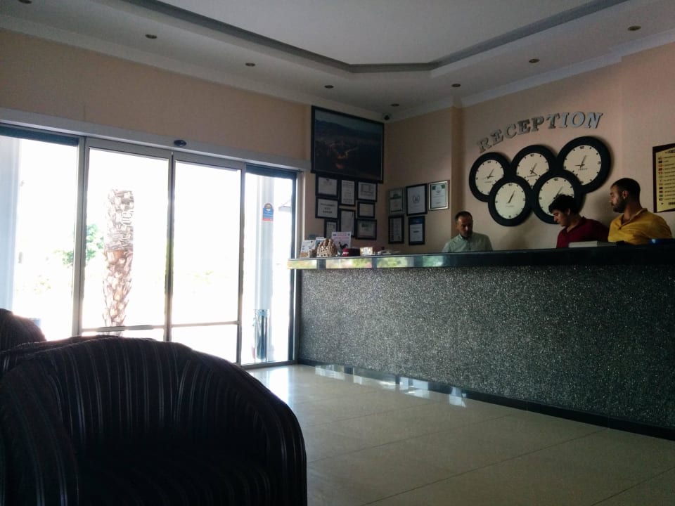 Rezeption Opia Hotel