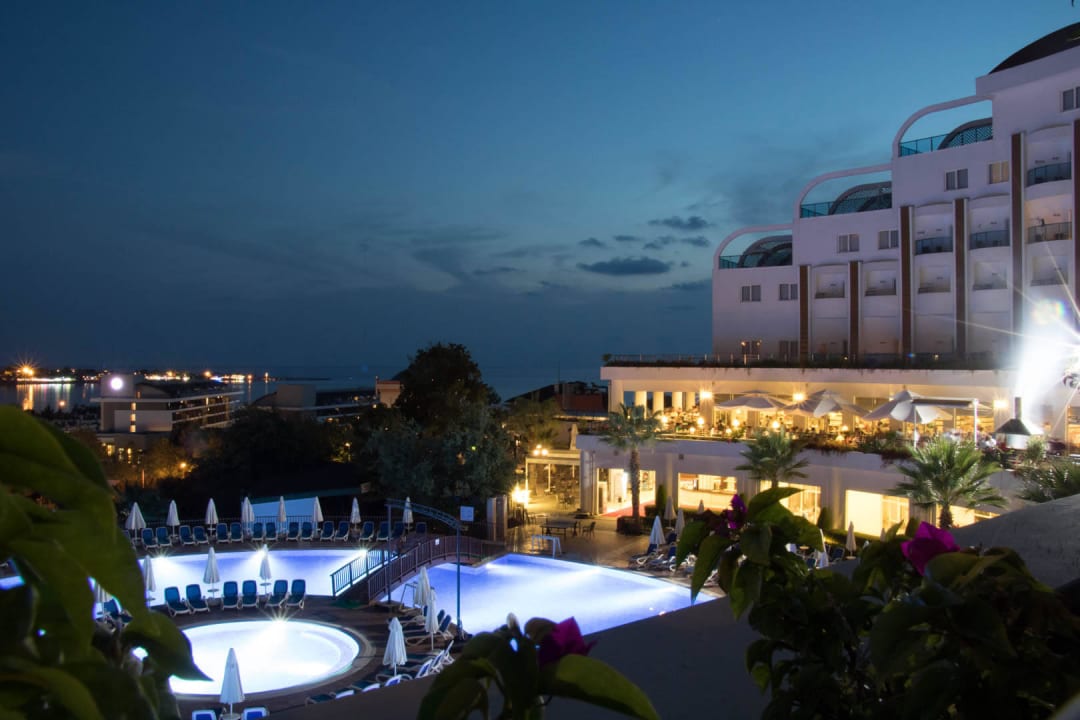 Ausblick auf Pool und Restaurant bei Nacht Side Prenses Resort & Spa