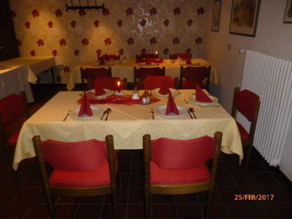 Fürs Essen eingedeckt Schafbrück