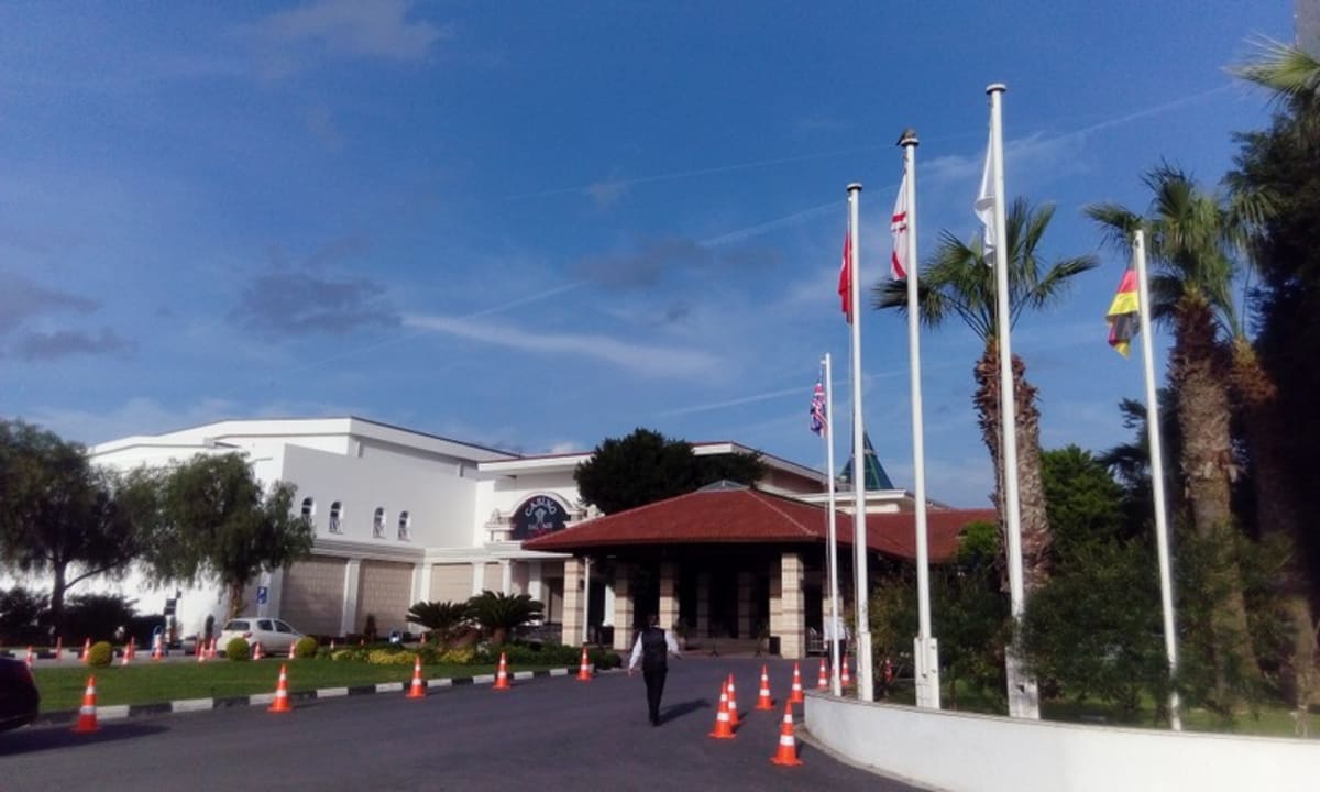 Blick zum Eingang, links das Casino Salamis Bay Conti Resort Hotel & Casino