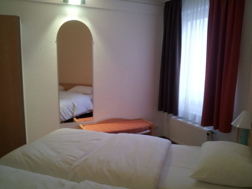 Spiegel Hotel Ibis Frankfurt Centrum