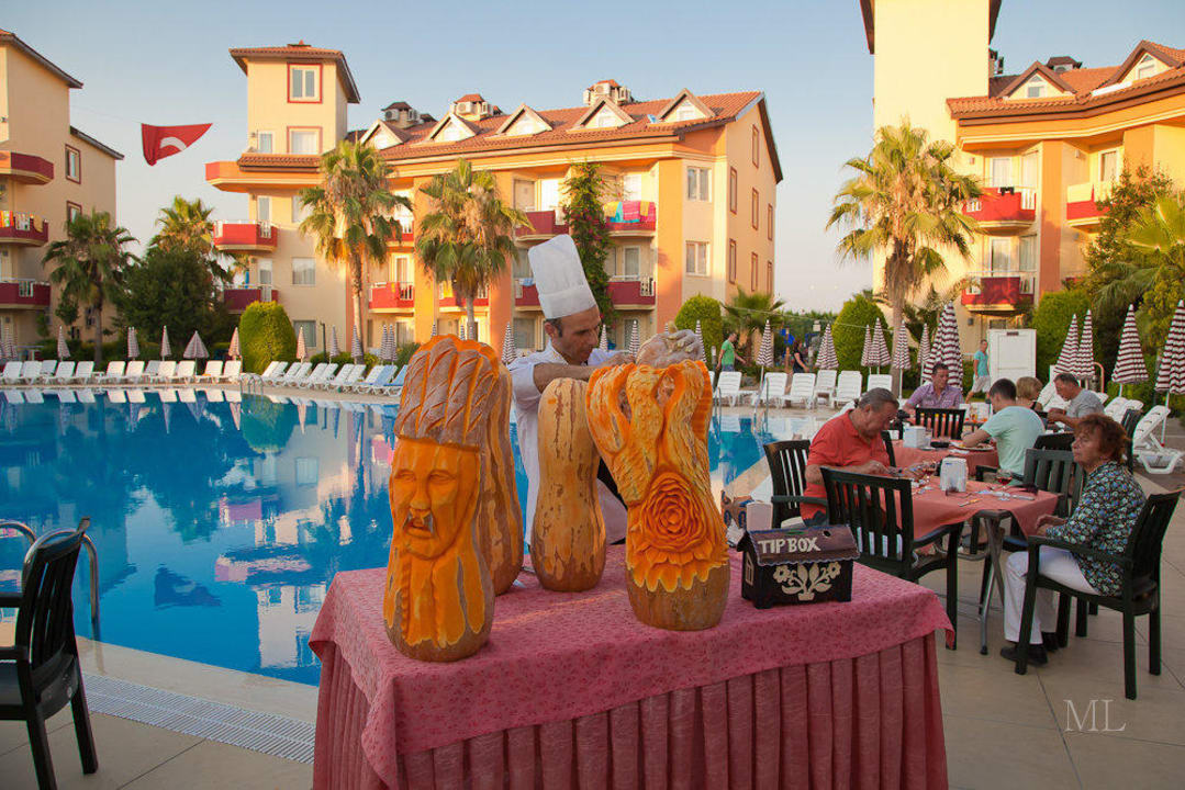 Der Figurenschnitzer Hotel Orfeus Park