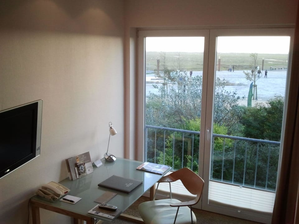 Komfortabler Arbeitsplatz mit Panoramaausblick ambassador hotel & spa