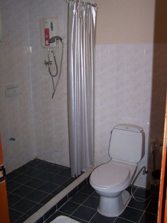 Bad im Standard Bungalow The Fair House Beach Resort