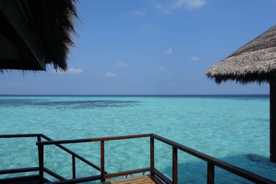 Ausblick von der Wasservillaterrasse Outrigger Maldives Maafushivaru Resort