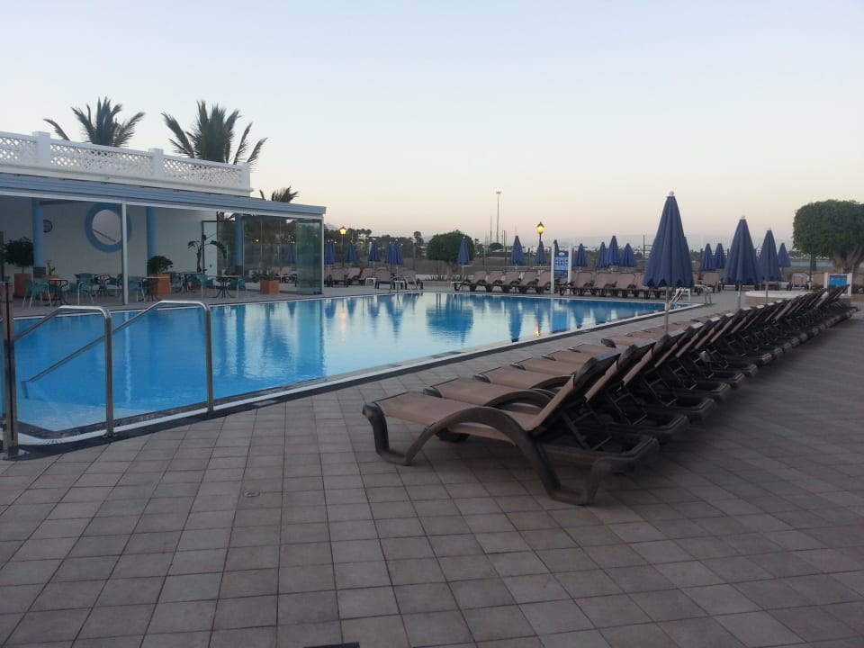 Eine Seite vom Pool Hotel Las Costas