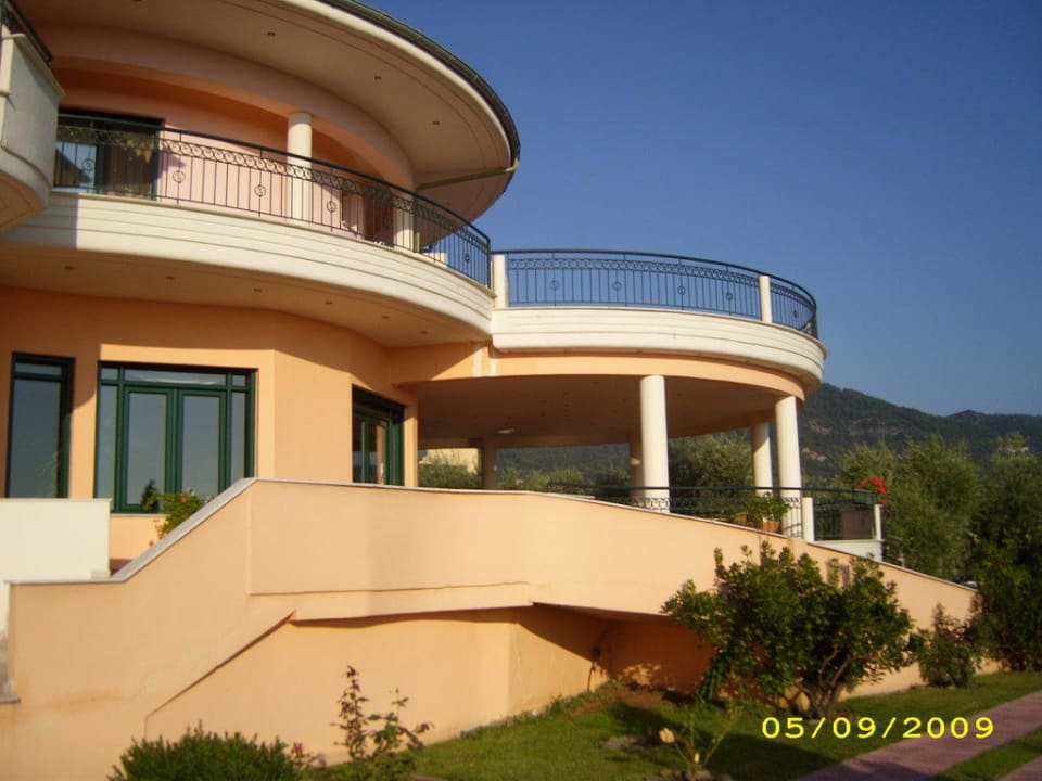 Weg von den Erdgeschoßzimmern Hotel Ocean Beach