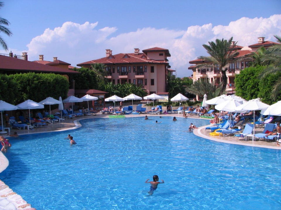 Großer Pool Club Grand Side