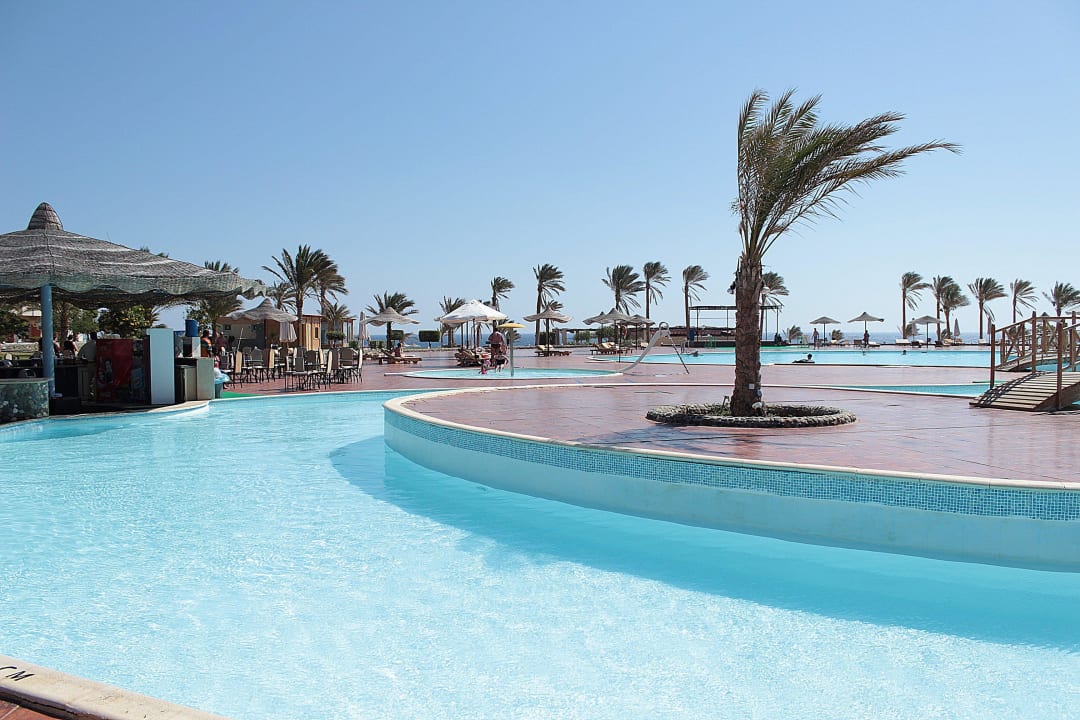 Basen i bar przy basenie Three Corners Sea Beach Resort