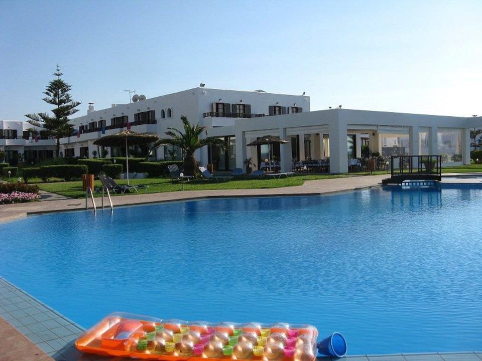 Basen, w tle restauracja i hotel Hotel Geraniotis Beach