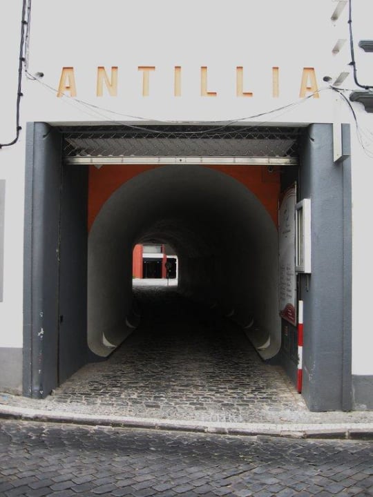 Tunneltje aan de straat naar de hotel ingang Antillia Hotel Apartments