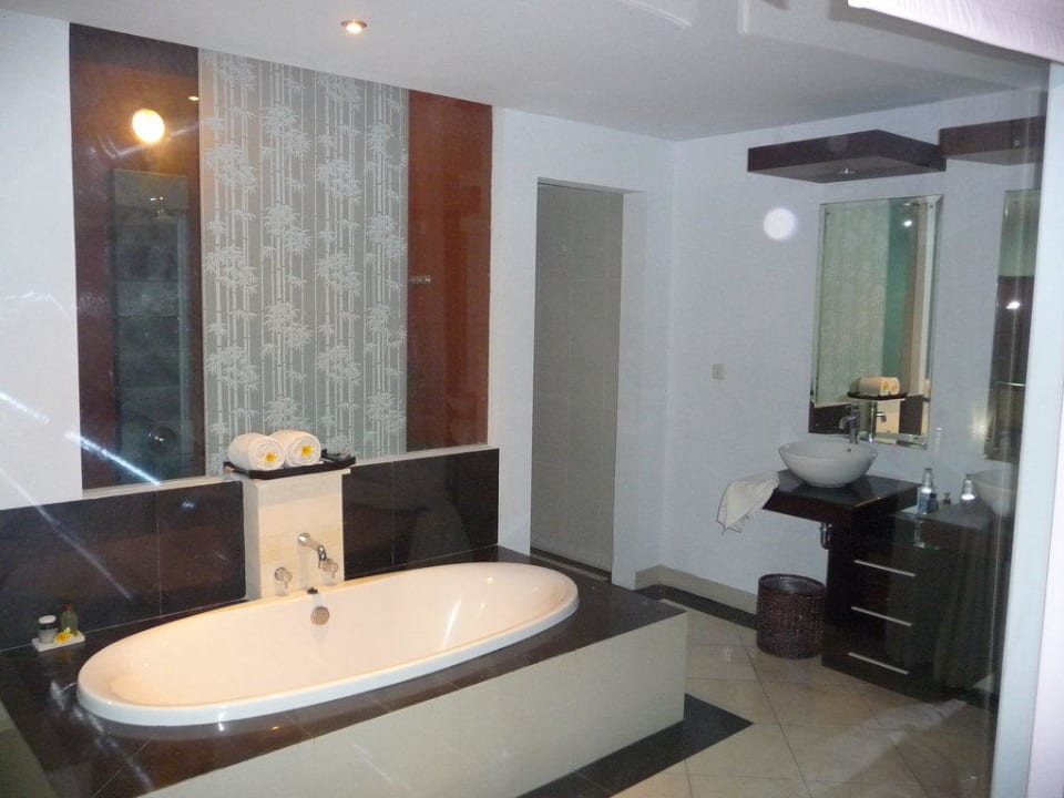 Überdachter Teil des Bades The Bidadari Villas & Spa Umaalas