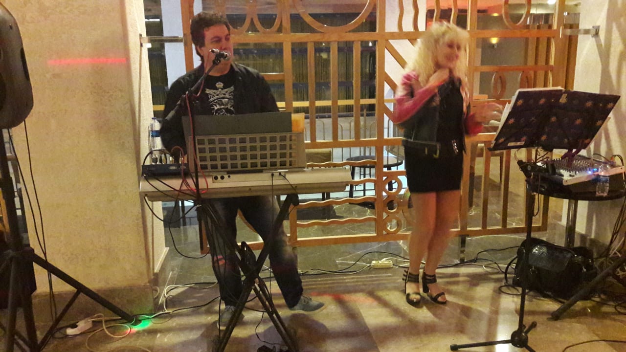 Und abends wurde Live Musik präsentiert  Port Side Resort Hotel