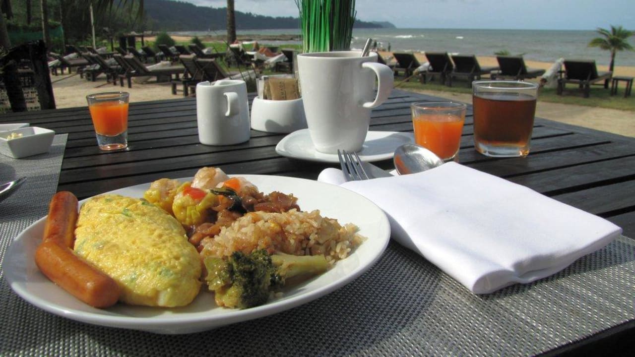 Lecker Frühstück am Strand Ramada Resort by Wyndham Khao Lak