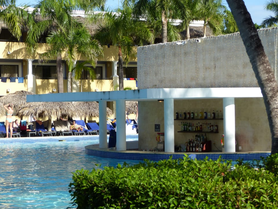 Poolbar im Pool. Iberostar Waves Costa Dorada